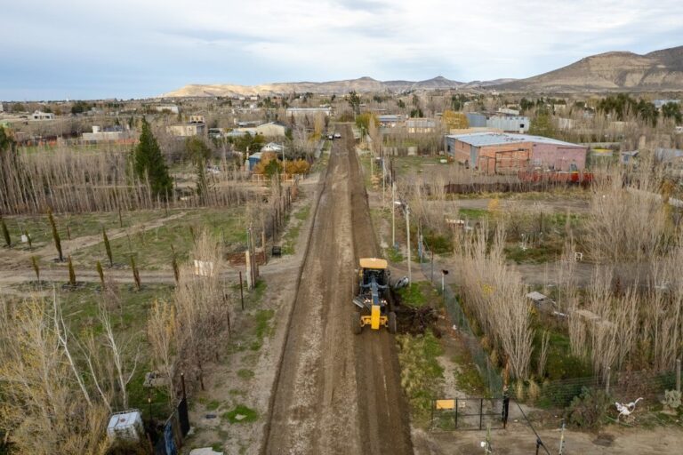 Cuadrillas municipales trabajando con maquinaria pesada en calles de Comodoro Rivadavia