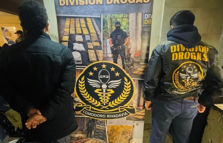 Vista de un operativo policial con agentes y evidencia incautada en Comodoro Rivadavia