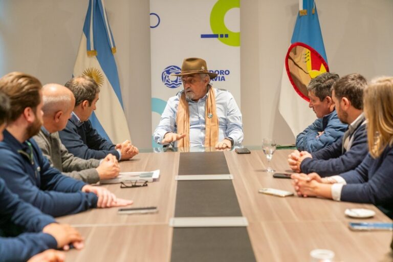 Reunión de Othar Macharashvili con diputados, concejales y sindicalistas en Comodoro Rivadavia
