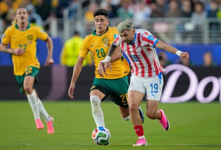 Jugadores de Paraguay y Australia en el partido del Grupo D del Mundial 2026