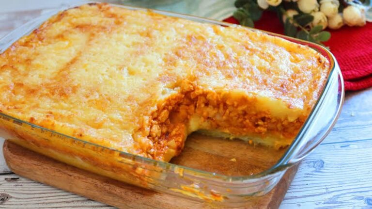 Pastel de pollo y zanahoria servido en una fuente