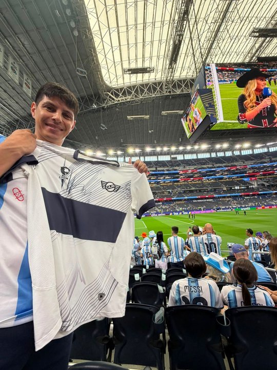 Pablo Pitu Barrientos con camiseta de Jorge Newbery en el Dallas Stadium durante Argentina vs Austria