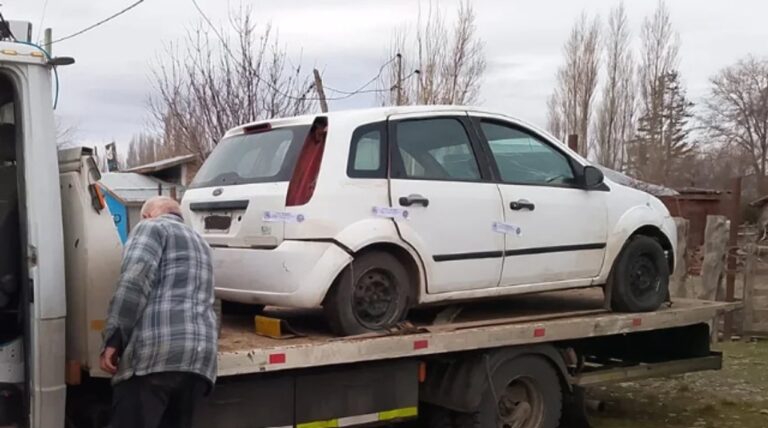 Policía de Chubut durante operativo de hallazgo de automóvil