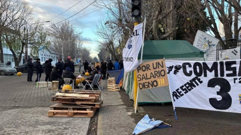 Policías de Santa Cruz acampando frente a la Casa de Gobierno en Río Gallegos durante el paro