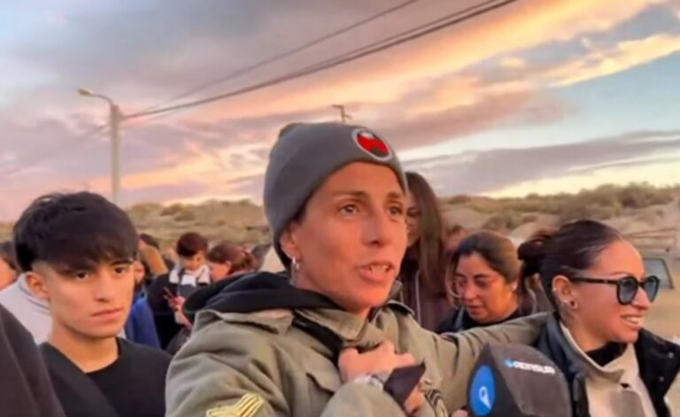 Fanáticos esperando ingresar al recital de Los Fundamentalistas en el Predio Ferial de Comodoro Rivadavia