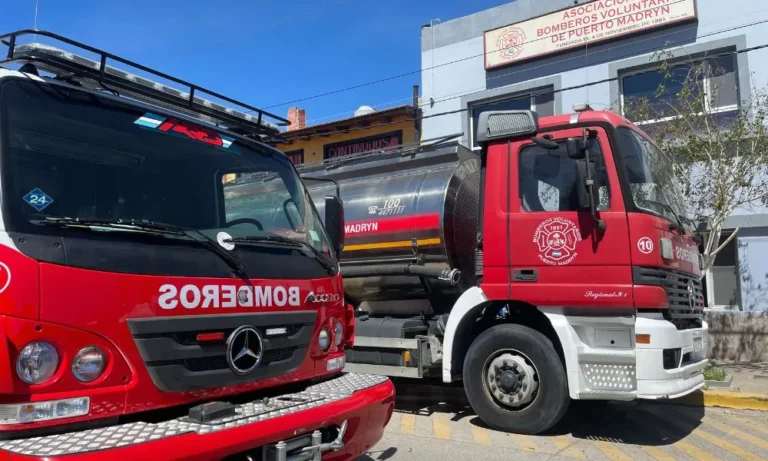 Bomberos trabajando en incendio de cabaña en barrio El Doradillo, Puerto Madryn