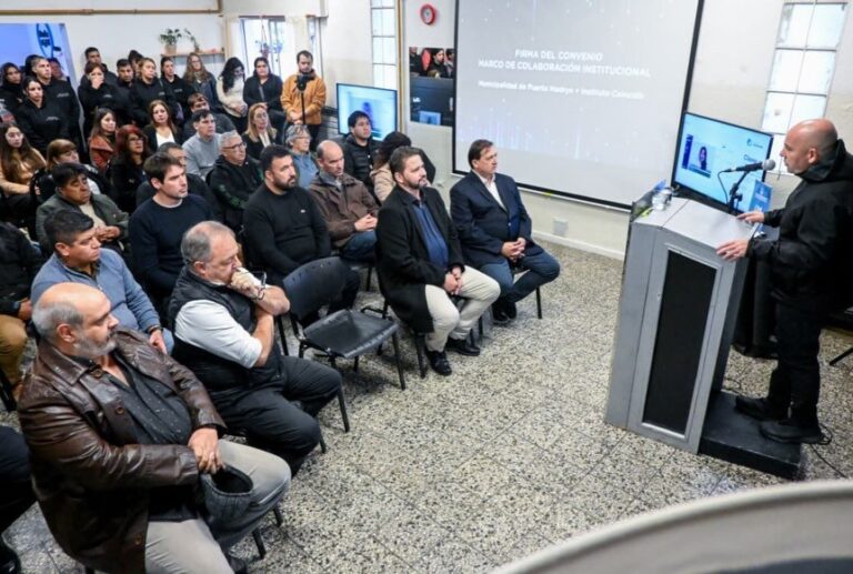 Firma de convenio entre el intendente Gustavo Sastre y representantes del Instituto Coincidir en Puerto Madryn