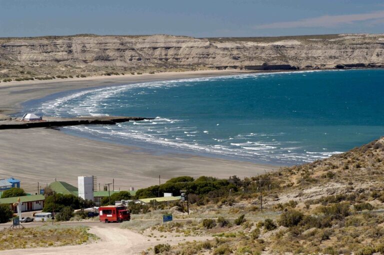 Vista de Puerto Pirámides en Península Valdés, Chubut