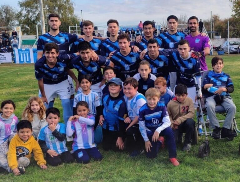 Jugadores de Racing de Teodelina celebrando un gol durante el partido contra Sportivo Sarmiento
