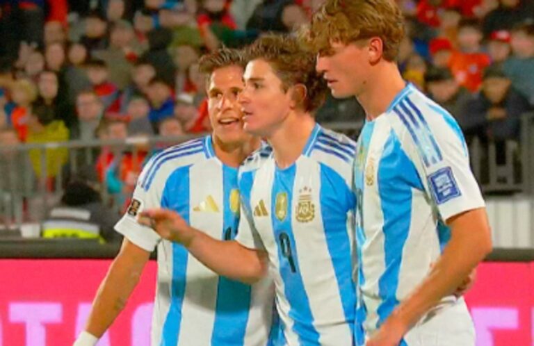 Julián Álvarez durante un partido con la camiseta del Atlético Madrid