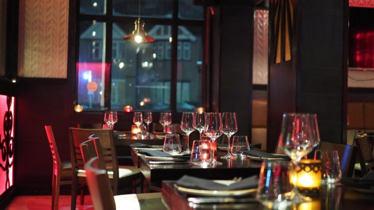 Interior de un restaurante vacío en Comodoro Rivadavia durante la noche