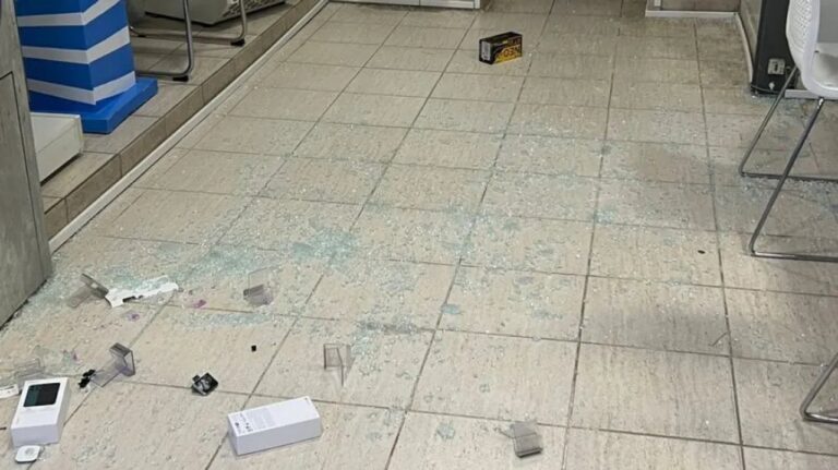 Fachada de local de telefonía móvil en Caleta Olivia
