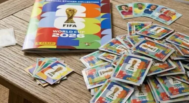 Álbum de figuritas del Mundial 2026 de Panini abierto sobre una mesa