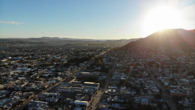 Vista de Comodoro Rivadavia en una mañana invernal con cielo nublado y personas abrigadas