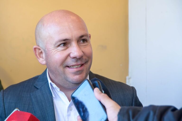 Intendente Gustavo Sastre durante anuncio del proyecto de urbanización en Puerto Madryn