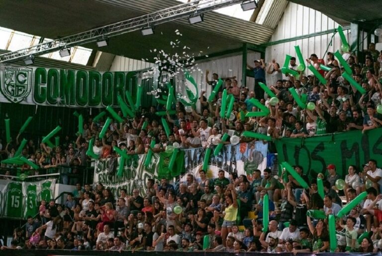 Estadio Socios Fundadores de Comodoro Rivadavia con público durante un partido de básquet