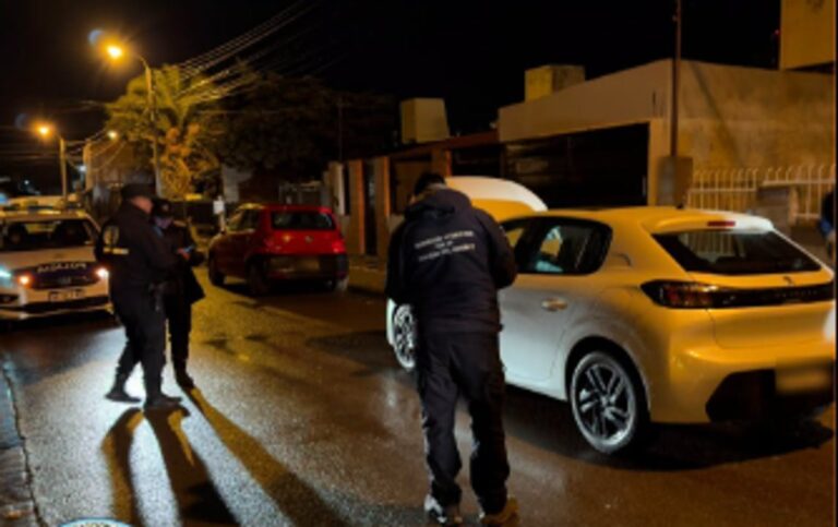 Auto secuestrado y camioneta recuperada en operativos policiales en Chubut