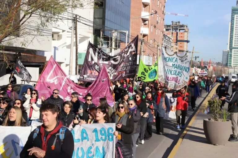 Docentes marchando en Neuquén capital con carteles de ATEN