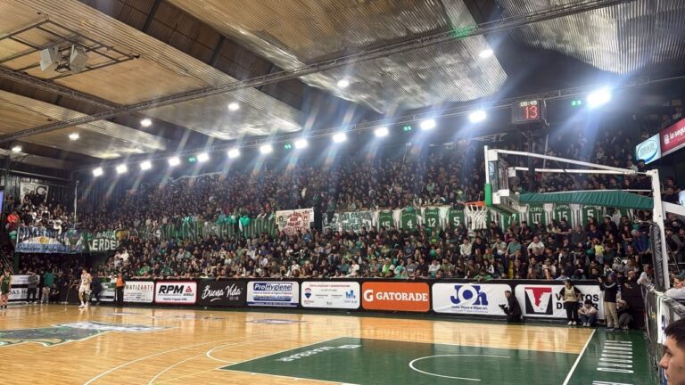 Estadio Socios Fundadores lleno de hinchas de Gimnasia en previa de final de básquet