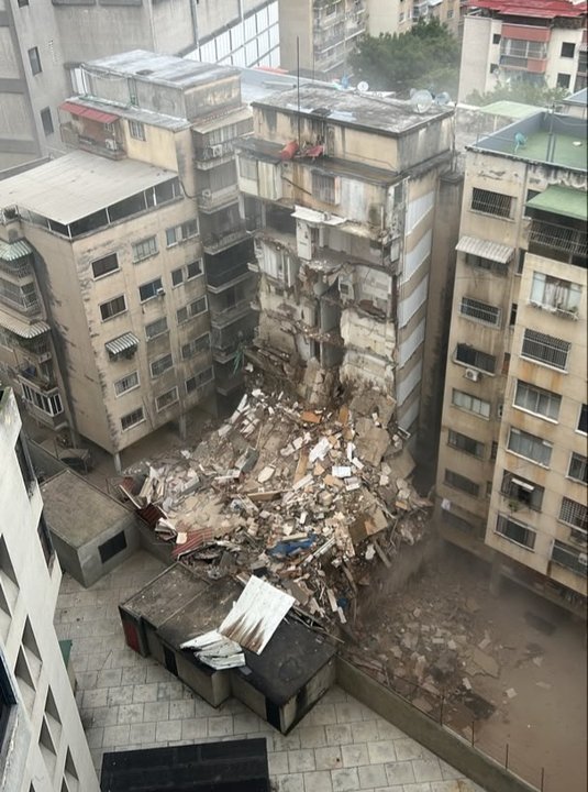 Edificios derrumbados y escombros en calles de Caracas tras el terremoto