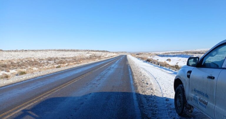 Trabajadores de Vialidad Nacional realizando tareas de mantenimiento en una ruta de Chubut durante el invierno