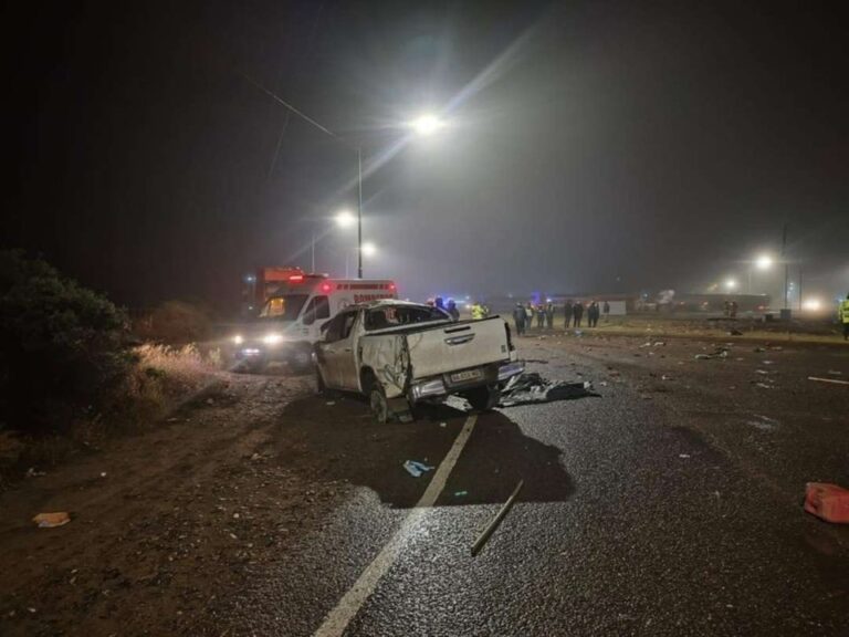 Accidente de tránsito en Catriel, Ruta Nacional 151, con camioneta impactada contra caseta de hormigón
