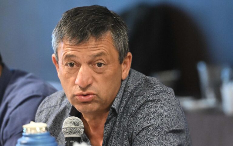 Firma de acuerdo de transferencia de tierras de YPF a clubes de Comodoro Rivadavia