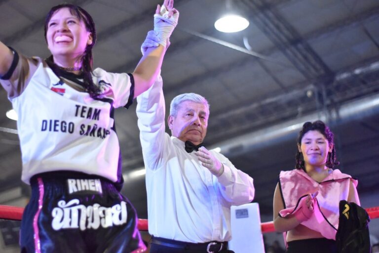 Público en el Gimnasio Municipal de Dolavon durante el Festival de Boxeo