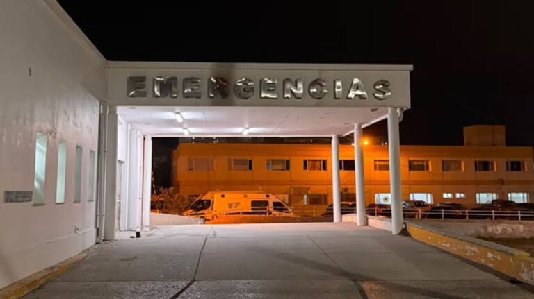 Ambulancia frente al Hospital Regional de Comodoro Rivadavia