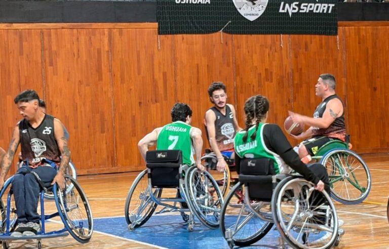 Jugadores de Unión Comodorense en una cancha de básquet adaptado