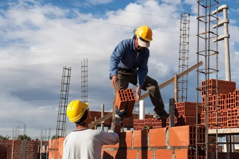 Trabajadores de la construcción en obra