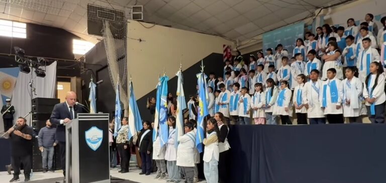 Veteranos de Malvinas y estudiantes en ceremonia de promesa a la Bandera en Puerto Madryn