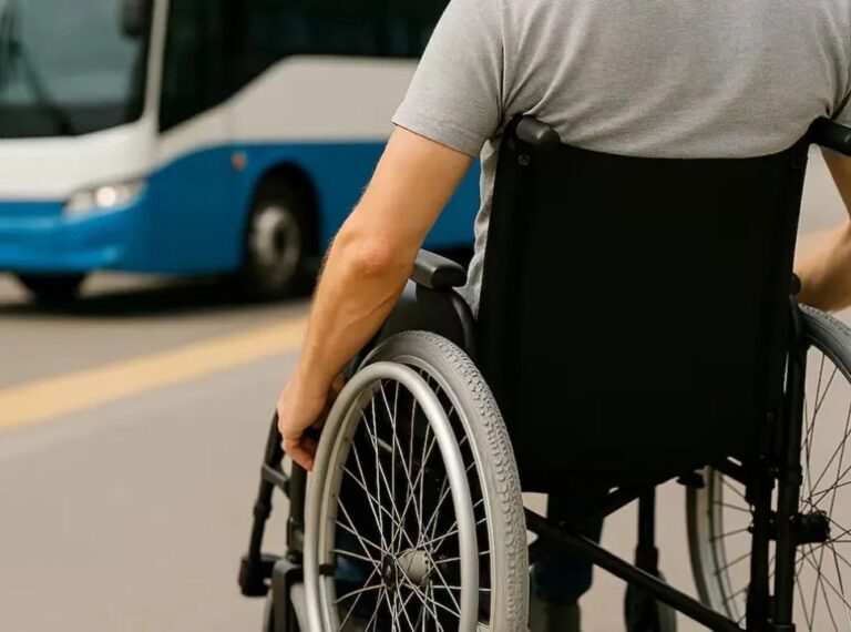Persona con discapacidad usando tarjeta SUBE en un colectivo