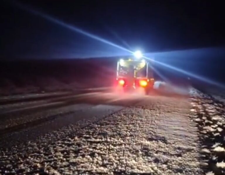 Vista de la Ruta Nacional 26 con nieve y escarcha sobre la calzada