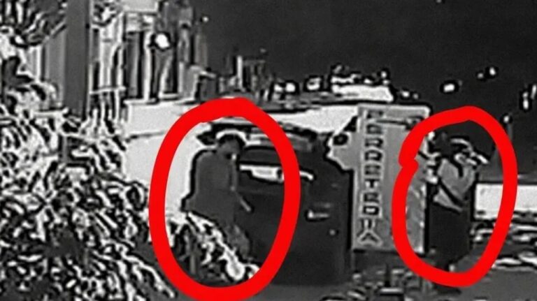 Captura de video de seguridad mostrando a dos personas junto a un auto Ford Ka negro