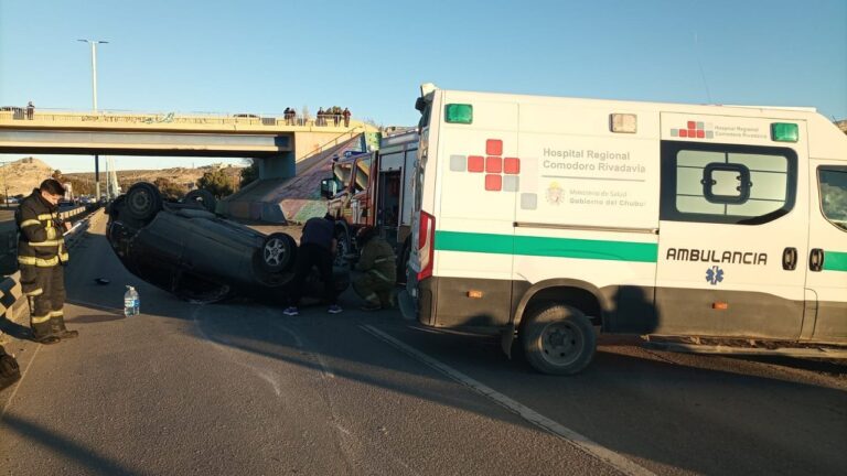 Vehículo volcado en la Ruta 3 con presencia de bomberos y policía
