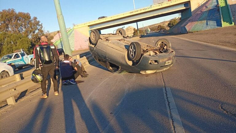 Auto volcado en la Ruta 3, a la altura del barrio Rodríguez Peña