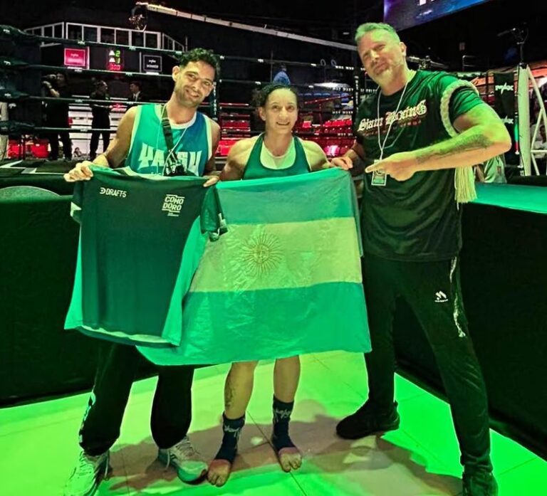 Yocelyn Balboa durante un combate de muay thai en Tailandia