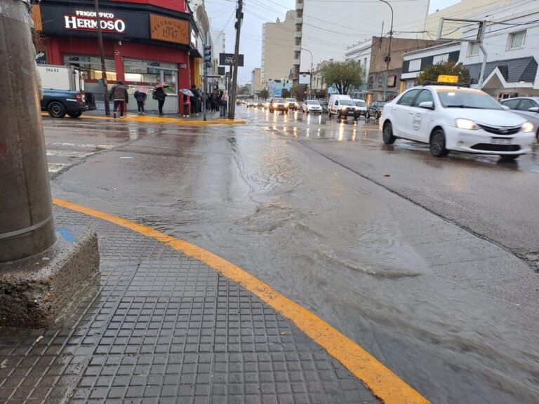 Vista de la ciudad de Comodoro Rivadavia con nubes de lluvia