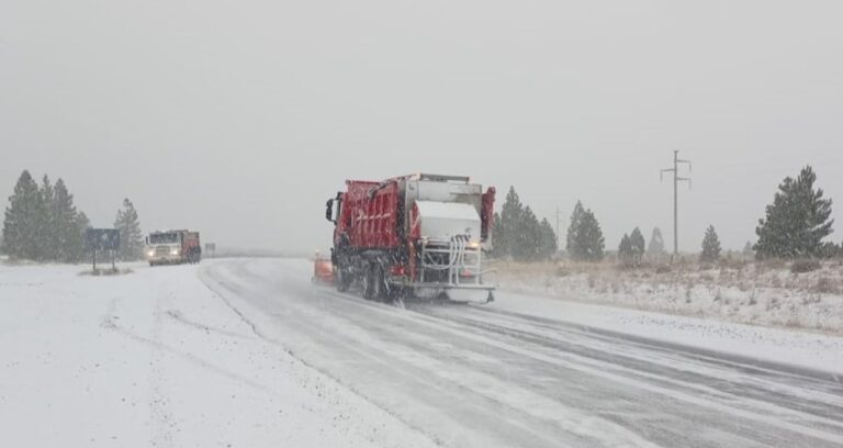 Máquina barrenieve despejando la Ruta Nacional 40 en la cordillera de Chubut
