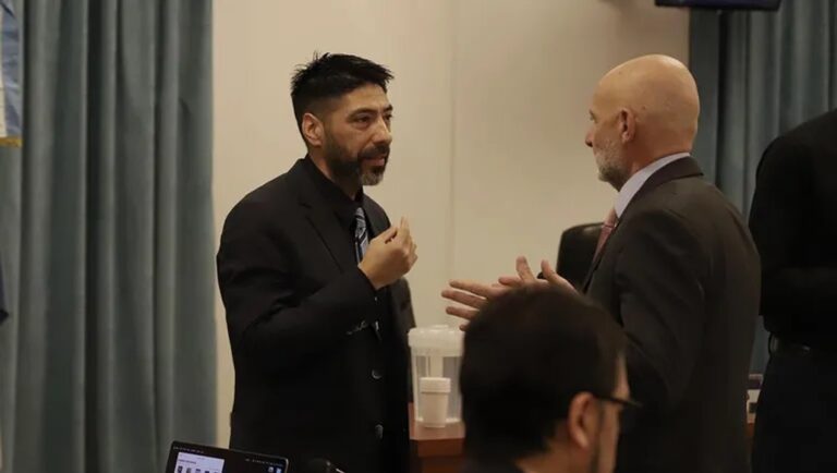 Exabogado Alfredo Cury presenta pedido de juicio político en Plaza Huincul