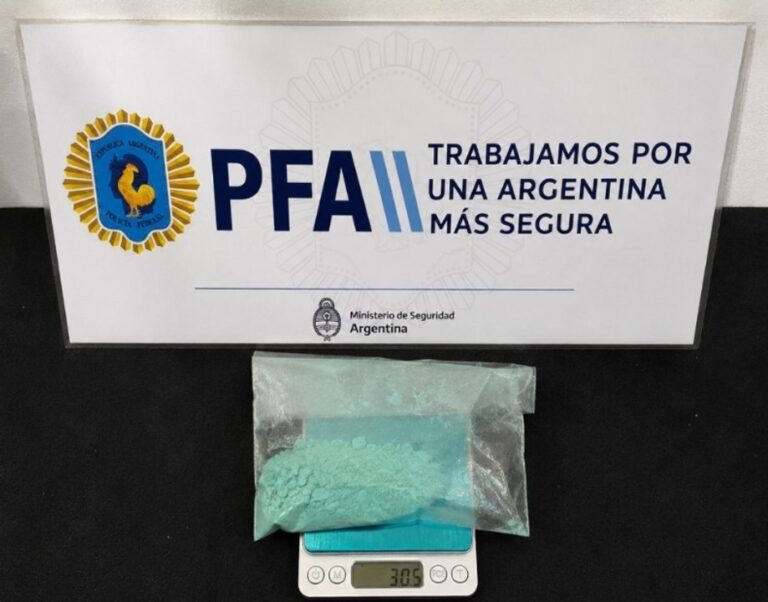 Fachada de una vivienda en Trelew durante un allanamiento policial