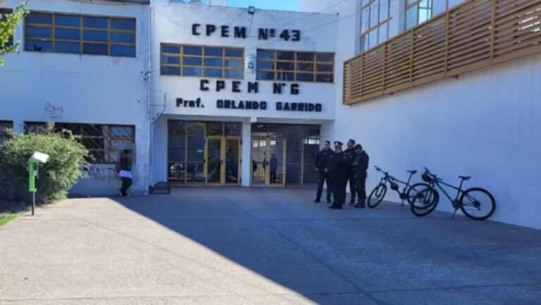 Fachada del CPEM 6 en Cutral Co, provincia de Neuquén