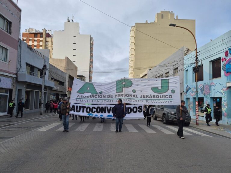 Trabajadores municipales marchando por el centro de Comodoro Rivadavia