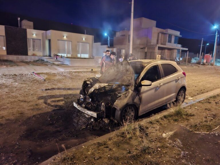 Auto Ford Ka incendiado en Rada Tilly