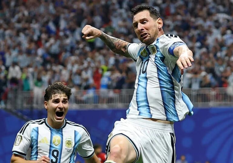 Jugadores de la Selección Argentina en el campo de juego previo a un partido del Mundial 2026
