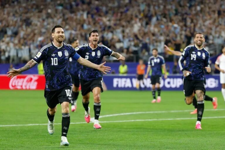 Jugadores de Argentina y Cabo Verde en el campo de juego durante un partido del Mundial 2026