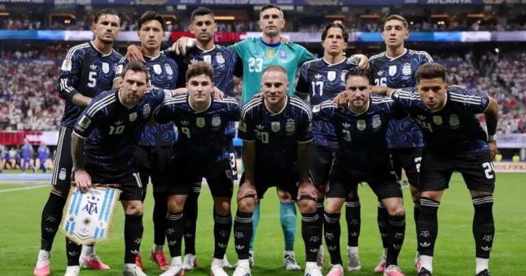 Camiseta albiceleste de Argentina y uniforme verde de Dibu Martínez en la final del Mundial 2026