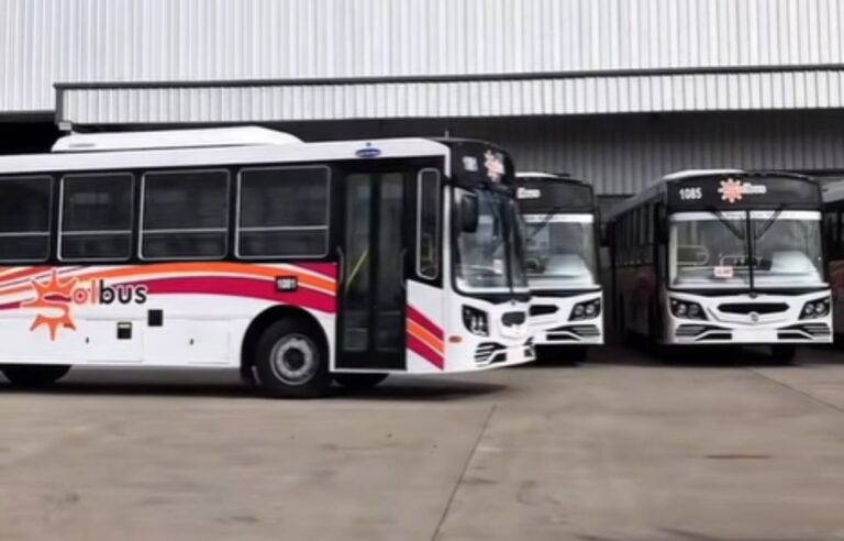 Colectivos nuevos del Grupo MR estacionados en la base operativa del barrio Industrial de Comodoro Rivadavia