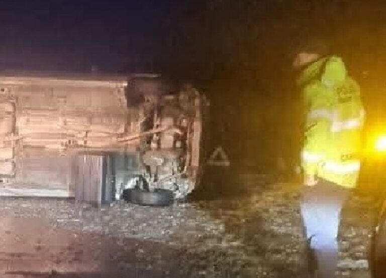 Vehículo volcado en la Ruta Nacional Nº 3 por escarcha